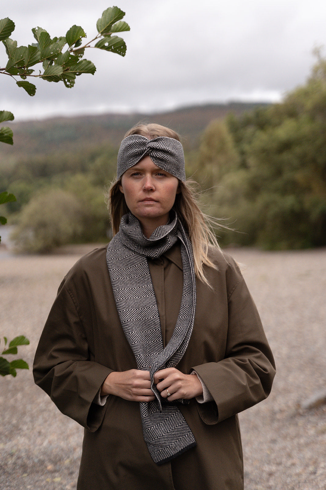 Herringbone Skinny Scarf Charcoal – Hilaryjanekeyes